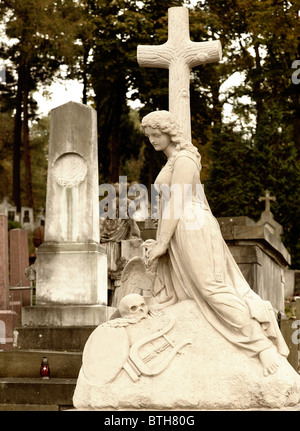 Oggetto contrassegnato per la rimozione definitiva delle donne con una croce. Fin dalla sua creazione nel 1787 Cimitero Lychakiv Lvov, Ucraina. Foto Stock