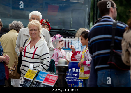 Turista giapponese in Bowness Bay sul Lago di Windermere Lake District Cumbria Gran Bretagna Foto Stock