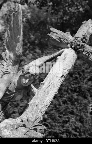 Oggetto contrassegnato per la rimozione definitiva di un Angelo con una croce. Fin dalla sua creazione nel 1787 Cimitero Lychakiv Lvov, Ucraina. Foto Stock