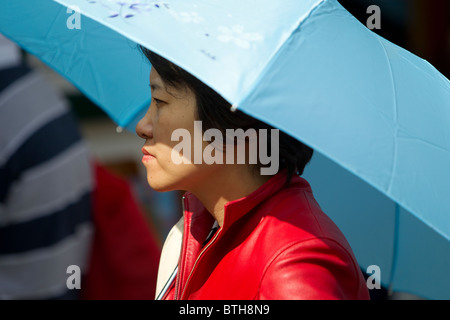 Turista giapponese in Bowness Bay sul Lago di Windermere Lake District Cumbria Gran Bretagna Foto Stock