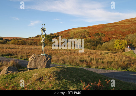 'Spermanente figura" scultura di Henry Moore, Glenkiln Sculpture Park, Dumfries and Galloway, Scozia Foto Stock