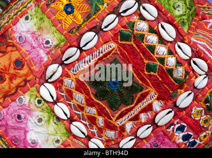 Colorato ricamo indiano materiale di sacchetto pattern con conchiglie. India Foto Stock