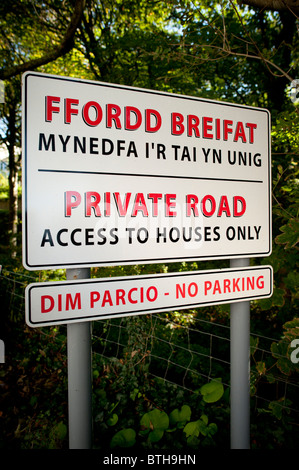 Welsh bilingue e di lingua inglese segno per una strada privata, Wales UK Foto Stock