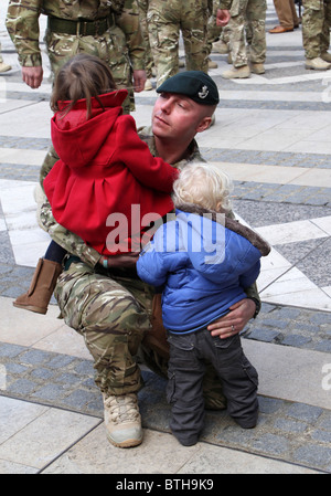 Il reggimento di Londra torna indietro home Foto Stock