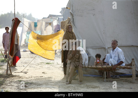 Flood i rifugiati di trovare rifugio nelle tende, Nowshera, Pakistan Foto Stock