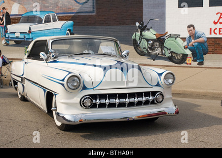 Auto- 1954 Chevrolet a Franklin, Ohio, Stati Uniti d'America, auto show. Pareti con murali dipinti sullo sfondo. Foto Stock