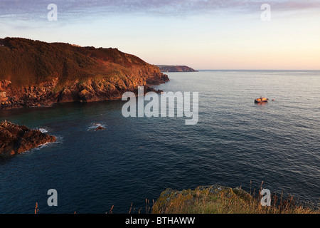 Una scialuppa di salvataggio RNLI ormeggiato a sud ovest percorso costiero, vicino Cadgwith, la lucertola, Cornwall. Foto Stock