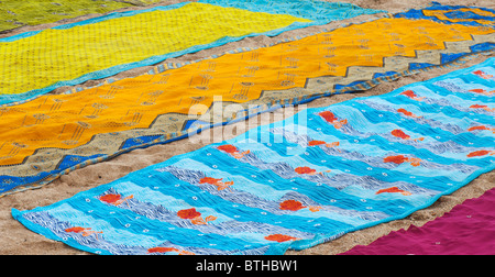 Colorati sari indiani essiccamento sulla sabbia Foto Stock