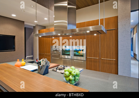 In pannelli di legno spotlit cucina in California home Foto Stock