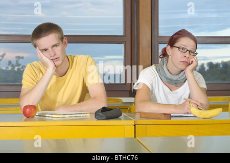Frustrati / annoiato gli studenti in classe Foto Stock