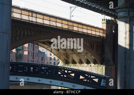 Passerella di ferro e viadotti ferroviari al di sopra di Castlefield Bacino del canale Manchester Inghilterra England Foto Stock