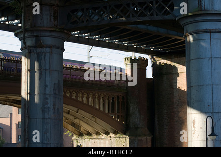 Passerella di ferro e viadotti ferroviari al di sopra di Castlefield Bacino del canale nei pressi di Deansgate Manchester Foto Stock