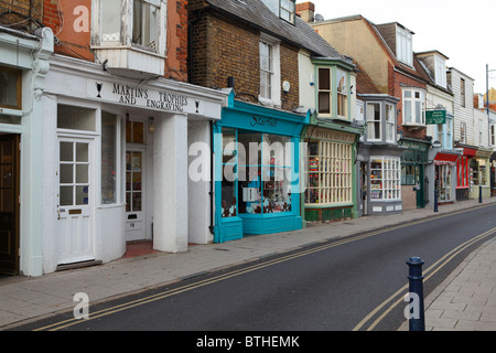 Una fila di negozi in Harbour street Foto Stock