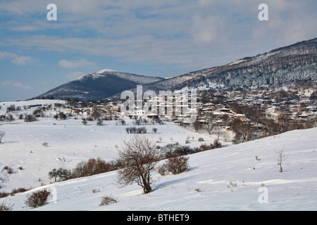 Vista di Zheravna nella neve in inverno in Bulgaria Foto Stock