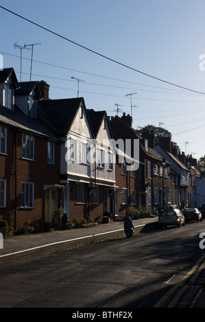 Macchine parcheggiate e nessuno in strada Fishpool nella storica città di St Albans, Hertfordshire, Regno Unito Foto Stock