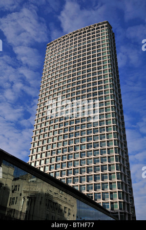 Punto centrale edificio, interscambio di New Oxford Street e Tottenham Court Road, Londra, Regno Unito Foto Stock