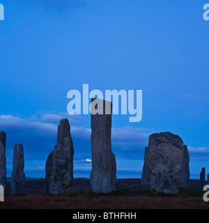 La luna piena sorge alle spalle di Callanish standing stones, isola di Lewis, Ebridi Esterne, Scozia Foto Stock