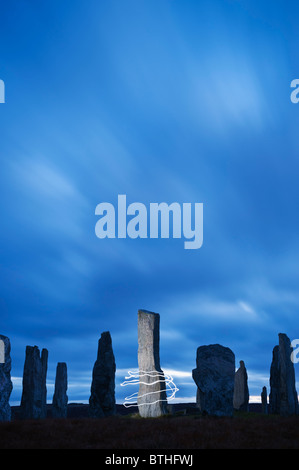 Callanish standing Sassi illuminati dalla luce di notte, isola di Lewis, Ebridi Esterne, Scozia Foto Stock