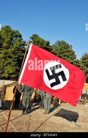 La Germania nazista bandiera al di fuori di ri-creato durante la Seconda Guerra Mondiale tedesco accampamento presso la casa aperta a Camp Edwards di Cape Cod, STATI UNITI D'AMERICA Foto Stock