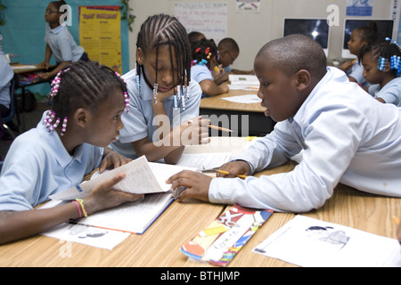 Scuola elementare di classe al Detroit Comunità scuola una scuola di carta nella parte interna della città di Detroit, MI. Foto Stock