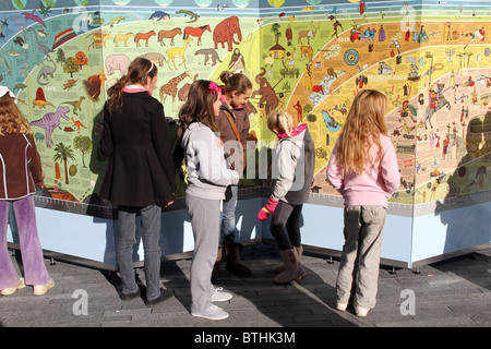 Un gigante di 8ft x 25ft 'Che cosa su terra Wallbook' è la creazione di autore Christopher Lloyd Foto Stock