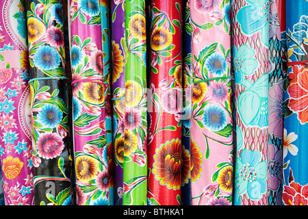 Rotoli di colorata carta di avvolgimento Foto Stock