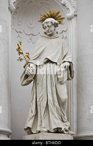 Statua sulla chiesa di pellegrinaggio, minster chiesa parrocchiale Mariahif dal Minoriten in Graz, Stiria, Austria, Europa Foto Stock