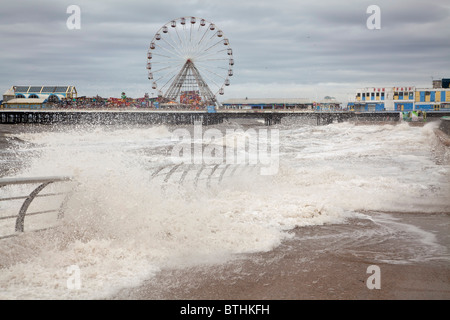 Mare mosso, Blackpool, Lancashire. Foto Stock