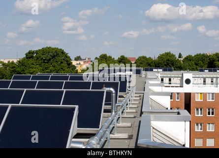 Un impianto solare termico nella Brunnenviertel, Berlino, Germania Foto Stock