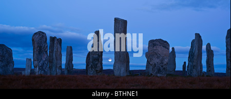 La luna piena sorge alle spalle di Callanish standing stones, isola di Lewis, Ebridi Esterne, Scozia Foto Stock