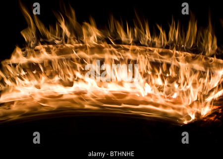 Fiamme di fuoco su sfondo nero Foto Stock