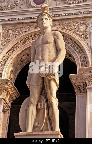 Una scultura classica di Mars sul 'Staircase dei giganti' di Venezia Foto Stock