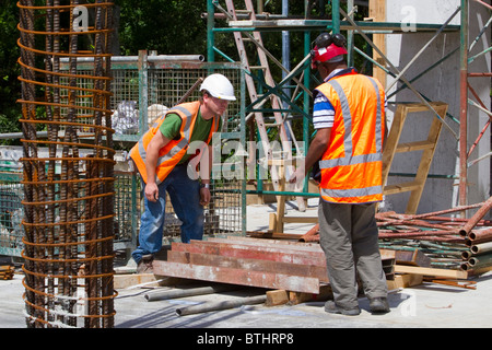 Lavoratori sul sito durante il tour di media della ASB Tennis Center per vedere i progressi compiuti nella ricostruzione, Auckland, Nuova Zelanda Foto Stock