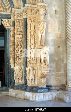 Portale della Cattedrale di San Lorenzo (Katedrala Sv. Lovre), Trogir, Split-Dalmatia county, Croazia Foto Stock