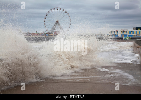 Mare mosso, Blackpool, Lancashire. Foto Stock