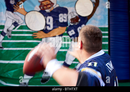 L'uomo getta un calcio al ventilatore di NFL rally in Trafalgar Square Foto Stock