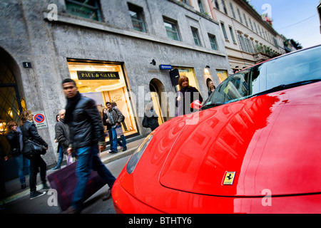 Ferrari auto vicino a boutique Armani, shopping, Via Montenapoleone, Milano Foto Stock