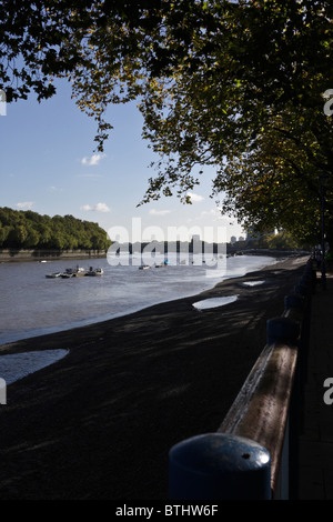 Bassa marea a Putney Embankment,vista qui da un aspetto ovest guardando verso Putney Bridge nella zona sud-ovest di Londra. Foto Stock