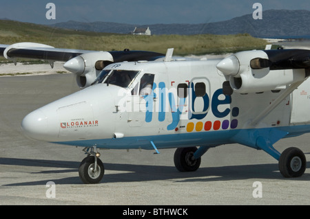 Un twin otter aerei in arrivo sulla spiaggia di Barra pista di atterraggio per aerei, Ebridi Esterne, Scozia. SCO 6.674 Foto Stock