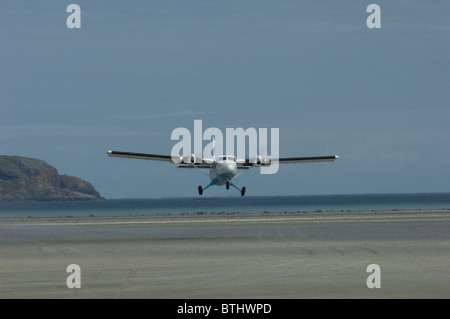 Un twin otter aereo decolla dall'shellstrand spiaggia di Barra pista di atterraggio per aerei, Ebridi Esterne, Scozia. SCO 6677 Foto Stock