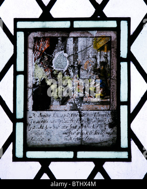 Una vetrata raffigurante la regina di Sceba conferire i doni in oro e pietre preziose su King Solomon Foto Stock
