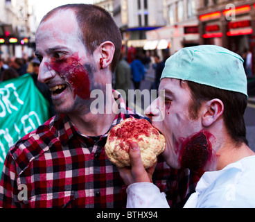 I giovani adulti vestiti come zombie per le strade di Londra Foto Stock