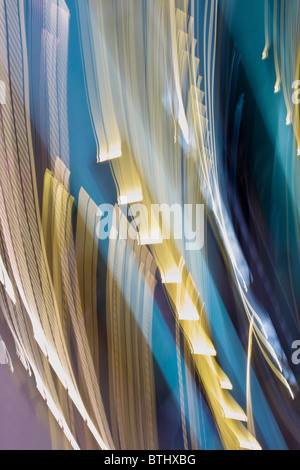 Spostamento verticale e immagine panoramica e profonda la colorazione adornano questa immagine di originale formata nel capiente sala principale di Tate Modern. Foto Stock