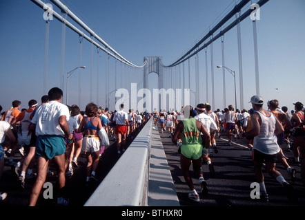 I corridori attraversano il Verazanno Narrows Bridge alla partenza della Maratona di New York nel 1992. (© Francesca M. Roberts) Foto Stock