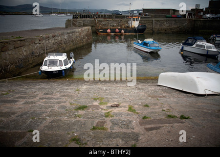 Vedute del lungomare a Millport sull'Isola di Cumbrae, al largo della costa della Largs Ayrshire, Scoltland Foto Stock