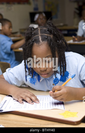 Scuola elementare di classe al Detroit Comunità scuola una scuola di carta nella parte interna della città di Detroit, MI. Foto Stock