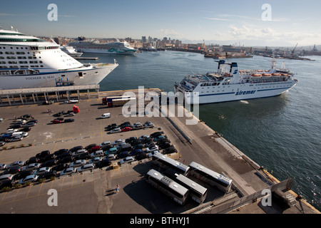 Arrivo mattutino del traghetto ro-ro passeggeri/auto da Palermo a Napoli Italia Foto Stock