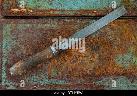 File di metallo su un sfondo arrugginito Foto Stock