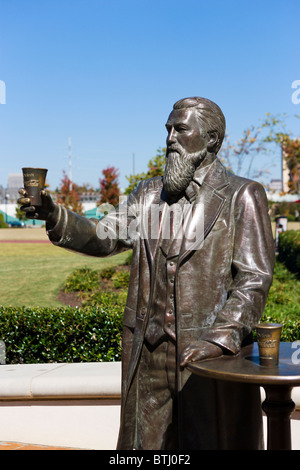 Statua di John Pemberton (inventore della Coca Cola) al di fuori del Mondo di Coca Cola, Pemberton posto, Atlanta, Georgia, Stati Uniti d'America Foto Stock