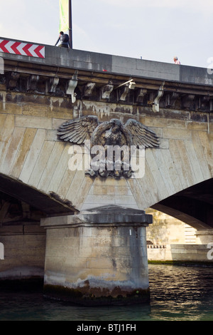 Aquila francese carving ponte sulla Senna Parigi Francia Foto Stock